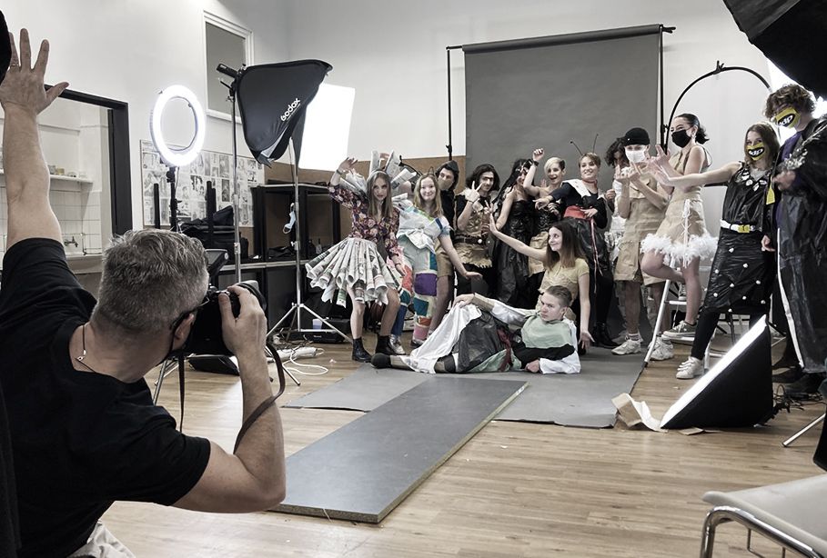 WORKSHOP PHOTO ECOLE BRASSART Neo Rauch and Yers Keller nearby Leipzig